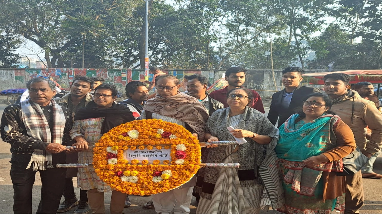 ঢাকা মেডিকেল কলেজের সামনে আসাদ স্মৃতিস্তম্ভে পুষ্পস্তবক অর্পণ। ছবি : কালবেলা