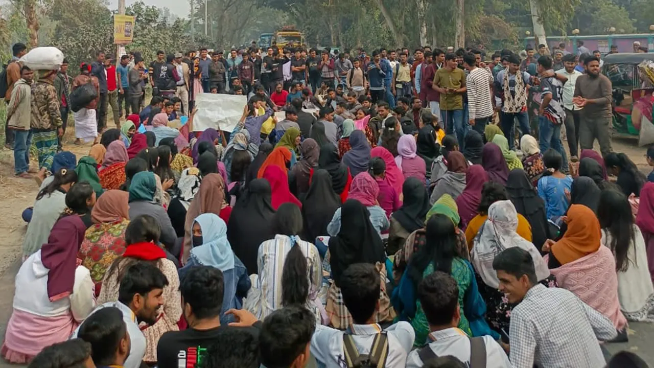 স্থায়ী ক্যাম্পাসের দাবিতে ঢাকা-পাবনা মহাসড়ক অবরোধ। ছবি : কালবেলা