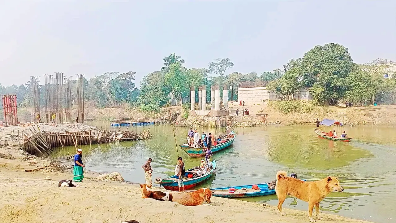 গোমতী নদীর ওপর নির্মাণাধীন সেতু। ছবি : কালবেলা