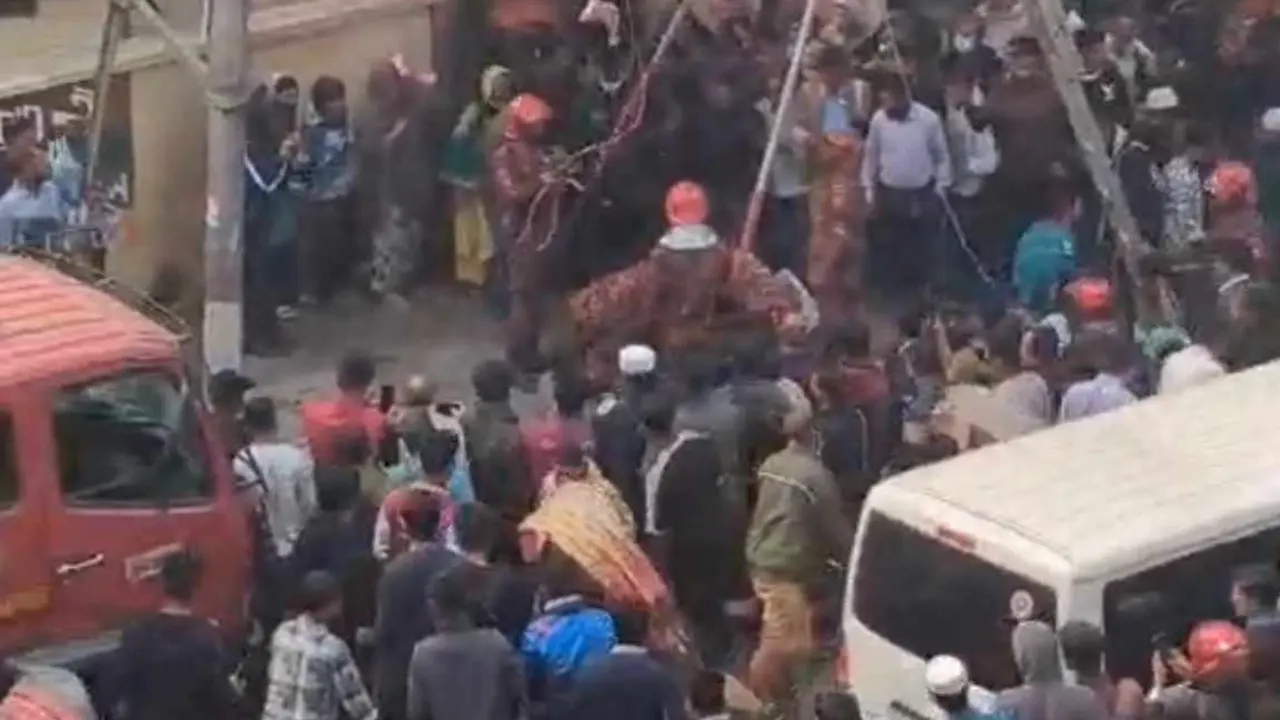 লাশটি উদ্ধার করছে ফায়ার সার্ভিস। ছবি : কালবেলা