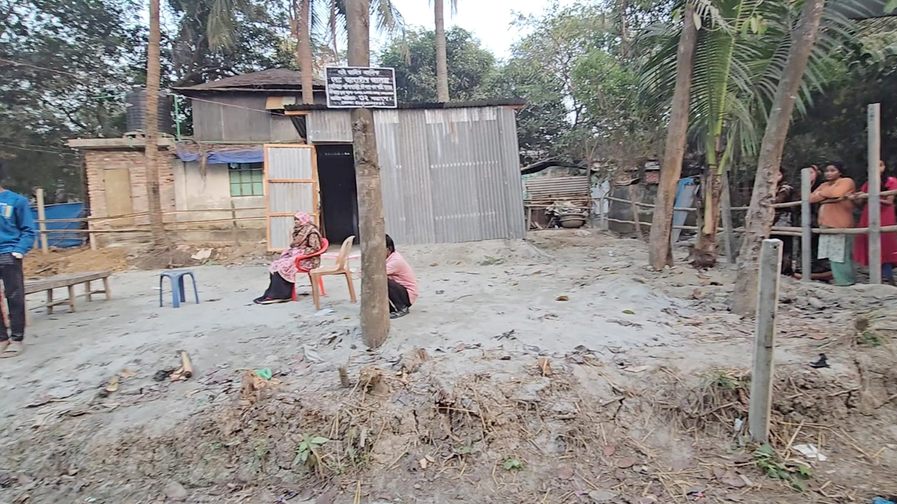 জমিতে বালু ভরাট করে সাইন বোর্ড টানানো হয়। ছবি : কালবেলা