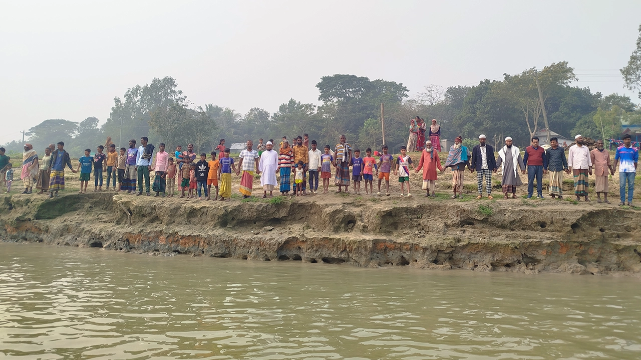 এরশাদ নগরে কয়েক একর আবাদি জমি ভাঙনের কবলে পড়েছে। ছবি : কালবেলা