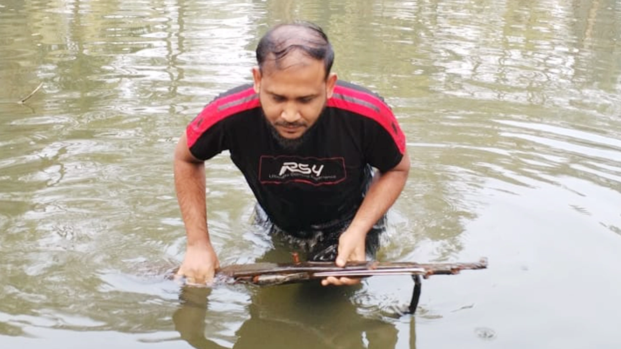 পুকুর থেকে পাওয়া চায়না রাইফেল। ছবি : কালবেলা