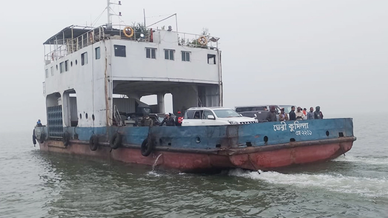 পাটুরিয়া-দৌলতদিয়া নৌরুটে ফেরি চলাচল স্বাভাবিক। ছবি : সংগৃহীত