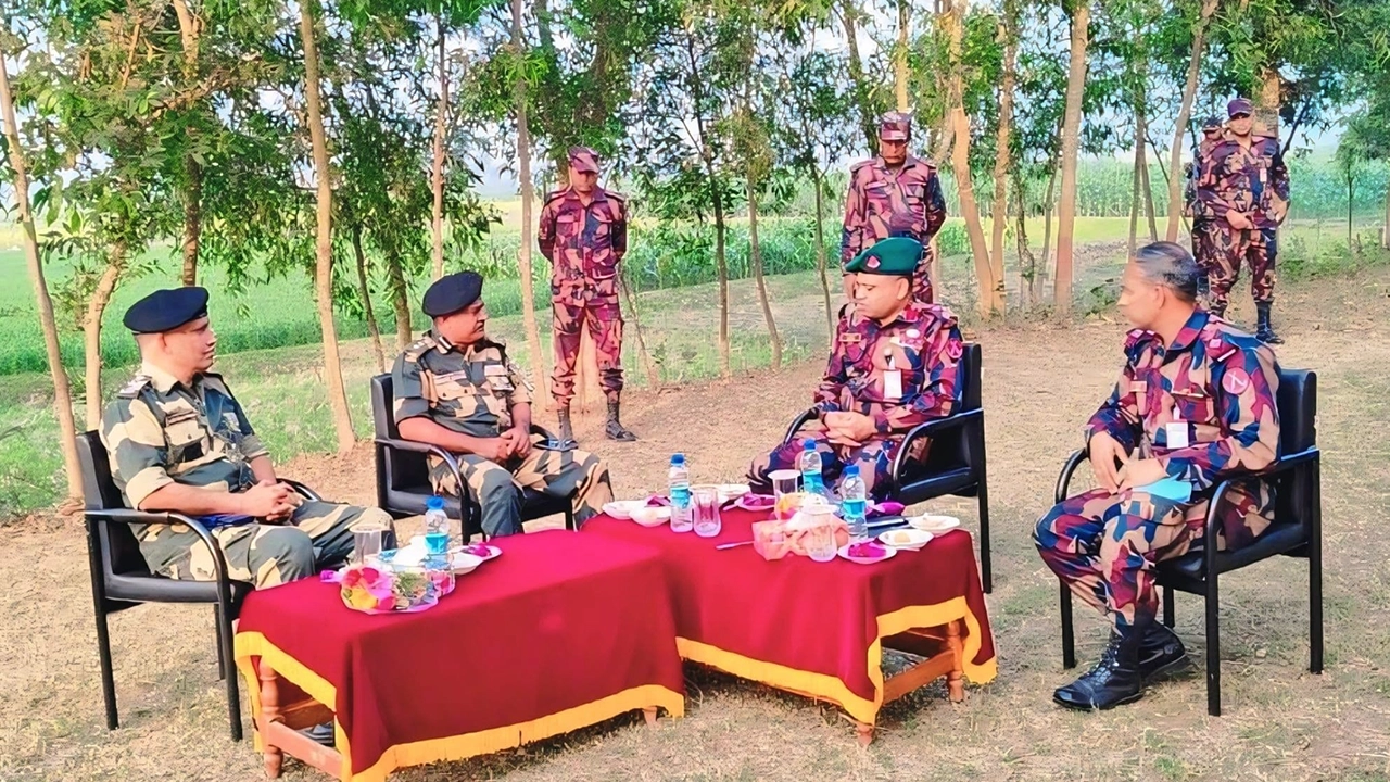 সীমান্তে বিজিবি-বিএসএফ ব্যাটালিয়ন পর্যায়ে সৌজন্য সাক্ষাৎ। ছবি : কালবেলা