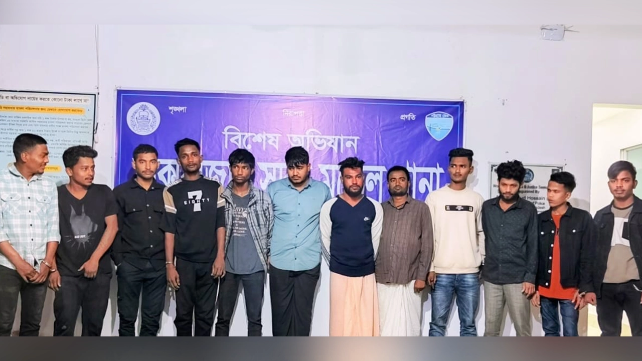 গ্রেপ্তার সবাই কক্সবাজারের পেশাদার ছিনতাইকারী। ছবি : কালবেলা