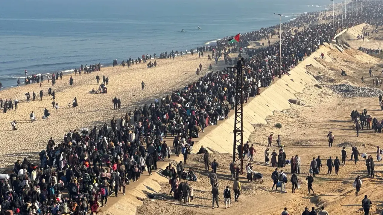 এক ফিলিস্তিনি তরুণী বলেন, ‘আমরা আমাদের ঘরবাড়ি আবার তৈরি করব। এমনকি যদি বালি আর কাদামাটি দিয়েও করতে হয়, তবুও।’ ছবি : সংগৃহীত