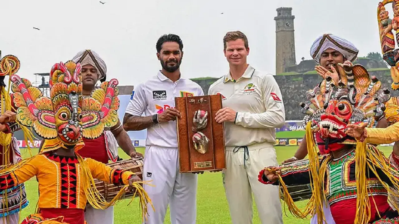 শ্রীলঙ্কার ধনাঞ্জয়া ডি সিলভা (বাঁয়ে) ও অস্ট্রেলিয়ার স্টিভেন স্মিথ। ছবি : সংগৃহীত