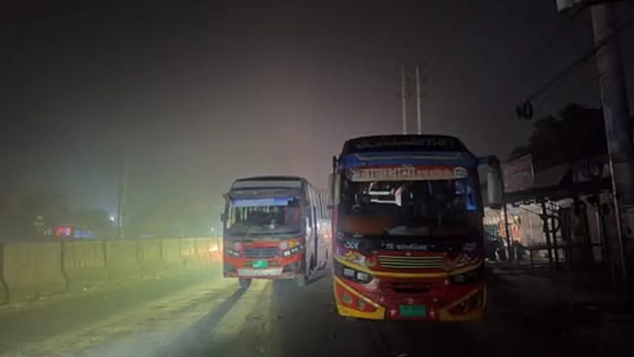 বাস আটকে সড়কের পাশে সারি করে রাখা হয়েছে। ছবি : কালবেলা