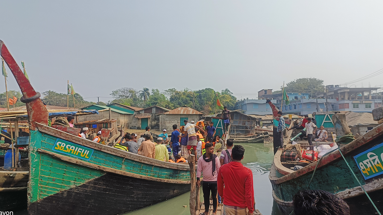 সেন্টমার্টিনের বাসিন্দারা স্থানীয় ট্রলারে যাতায়াত করেন। ছবি : কালবেলা