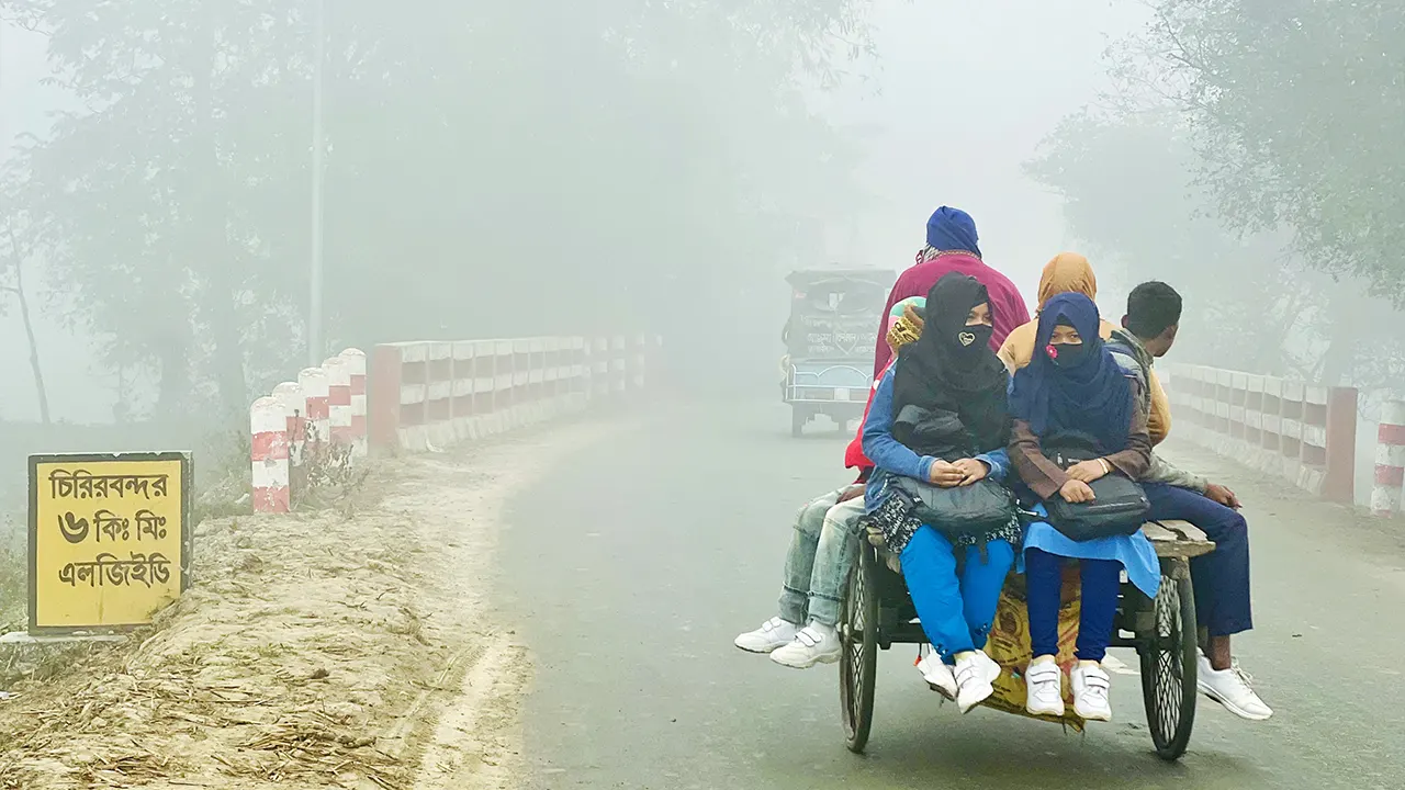 দিনাজপুরের কুয়াশাচ্ছন্ন শীতের সকাল। ছবি : কালবেলা