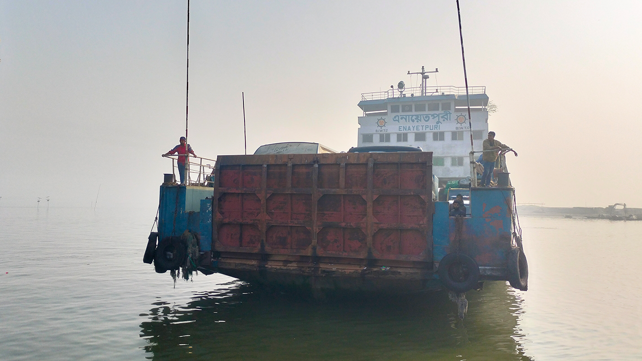 দৌলতদিয়া-পাটুরিয়া নৌরুটে ফেরি চলাচল শুরু। ছবি : কালবেলা