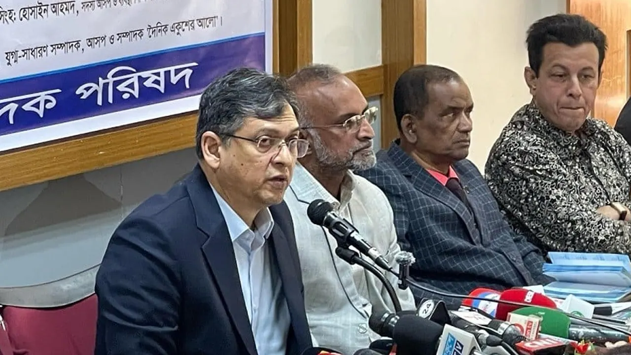 আ.লীগ নামে কেউ রাজনীতি করতে পারবে না : সালাহউদ্দিন আহমেদ