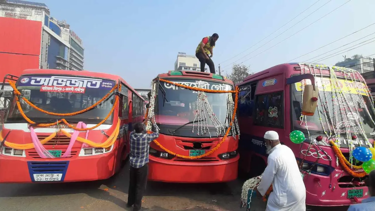 রাজধানীর উত্তরার আজমপুর কাঁচাবাজার সংলগ্ন বাসস্ট্যান্ড থেকে গোলাপি রংয়ের বাস চলাচলের কার্যক্রম উদ্বোধন করা হয়েছে। ছবি : কালবেলা