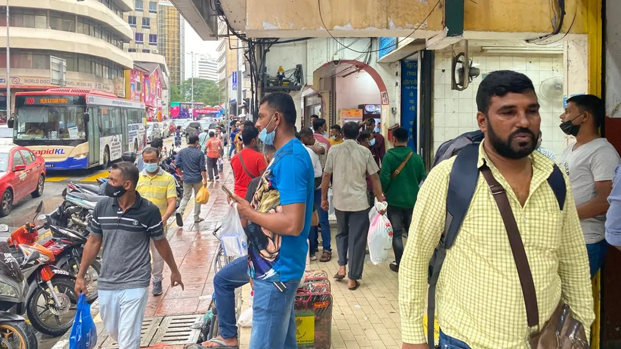 মালয়েশিয়ায় কর্মরত বাংলাদেশি প্রবাসীরা। ছবি : কালবেলা