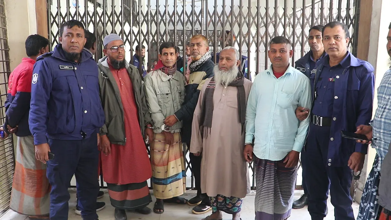 আদালত প্রাঙ্গণে দণ্ডপ্রাপ্ত আসামিরা। ছবি : কালবেলা