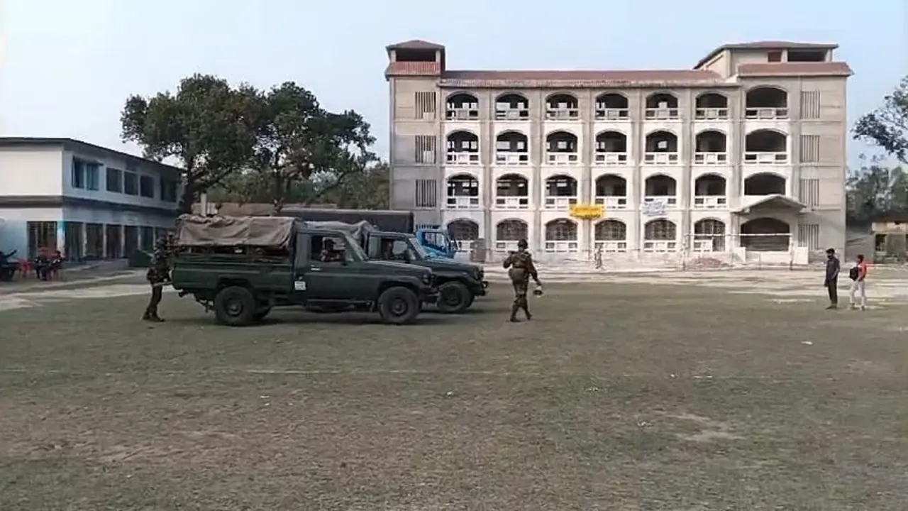 ১৪৪ ধারা জারির পর খেলার মাঠ নিয়ন্ত্রণে সেনাবাহিনীর সদস্যরা। ছবি: কালবেলা