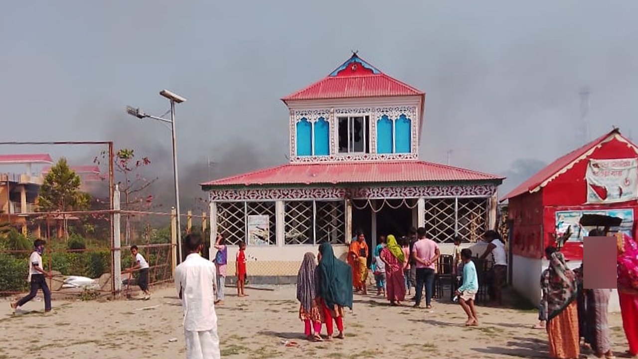 কিশোরগঞ্জের হাওর রিসোর্টে ভাঙচুর করে আগুন ধরিয়ে দিয়েছেন এলাকাবাসী। ছবি : কালবেলা