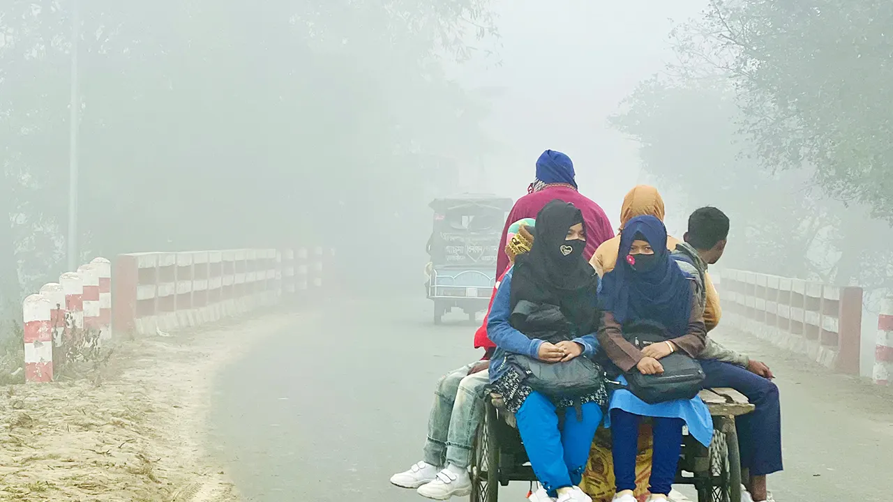 শীতের সকালে শিক্ষার্থীরা স্কুলের পথে। ছবি : কালবেলা