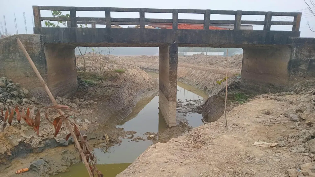 নকশা অনুযায়ী ব্রিজের দুইপাশে খালে পানি নিস্কাশনের ব্যবস্থা না থাকায় পানি প্রবাহ বাঁধাগ্রস্ত হয়ে ব্রিজ ক্ষতিগ্রস্ত হওয়ার আশঙ্কা। ছবি : কালবেলা