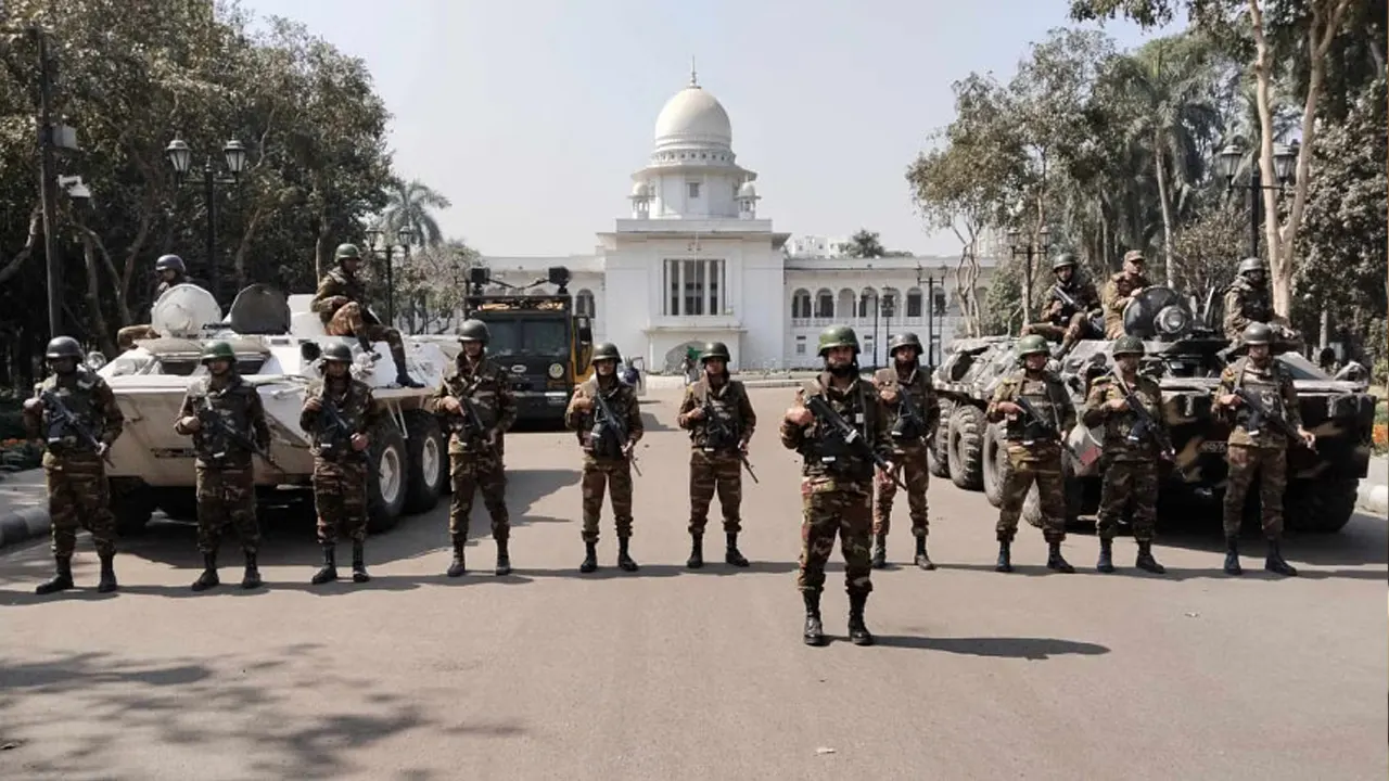 সুপ্রিম কোর্ট প্রাঙ্গণে সেনা সদস্য মোতায়েন। ছবি : সংগৃহীত