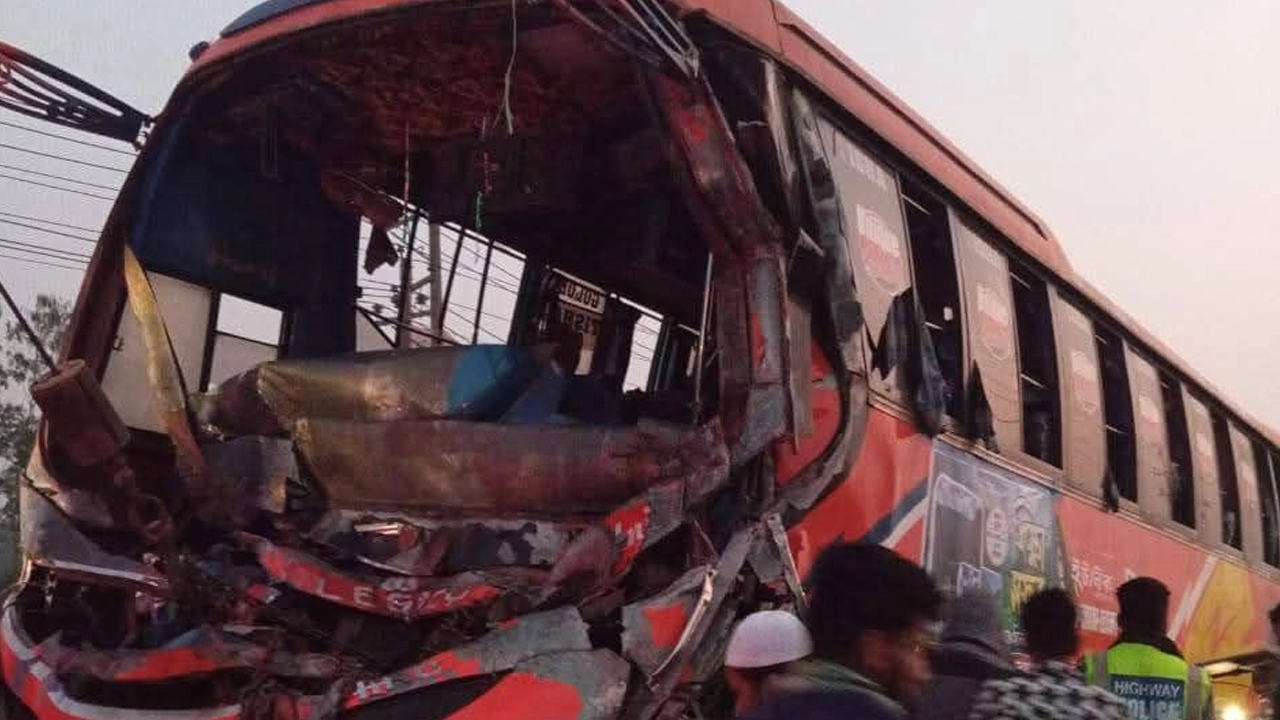 ট্রাকের ধাক্কায় শিক্ষার্থীদের বহন করা বাসটির সামনের অংশ দুমড়েমুচড়ে গেছে। ছবি : কালবেলা