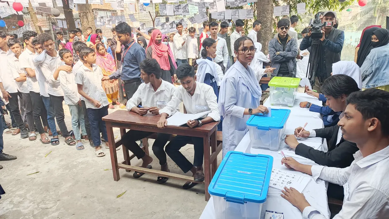 জাতীয় নির্বাচনের আদলে শিশু পরিষদ নির্বাচনে ভোট দেয় চট্টগ্রামের লালখান বাজারের ইউসেপ মতিঝর্ণা টেকনিক্যাল স্কুলের শিক্ষার্থীরা। ছবি : কালবেলা