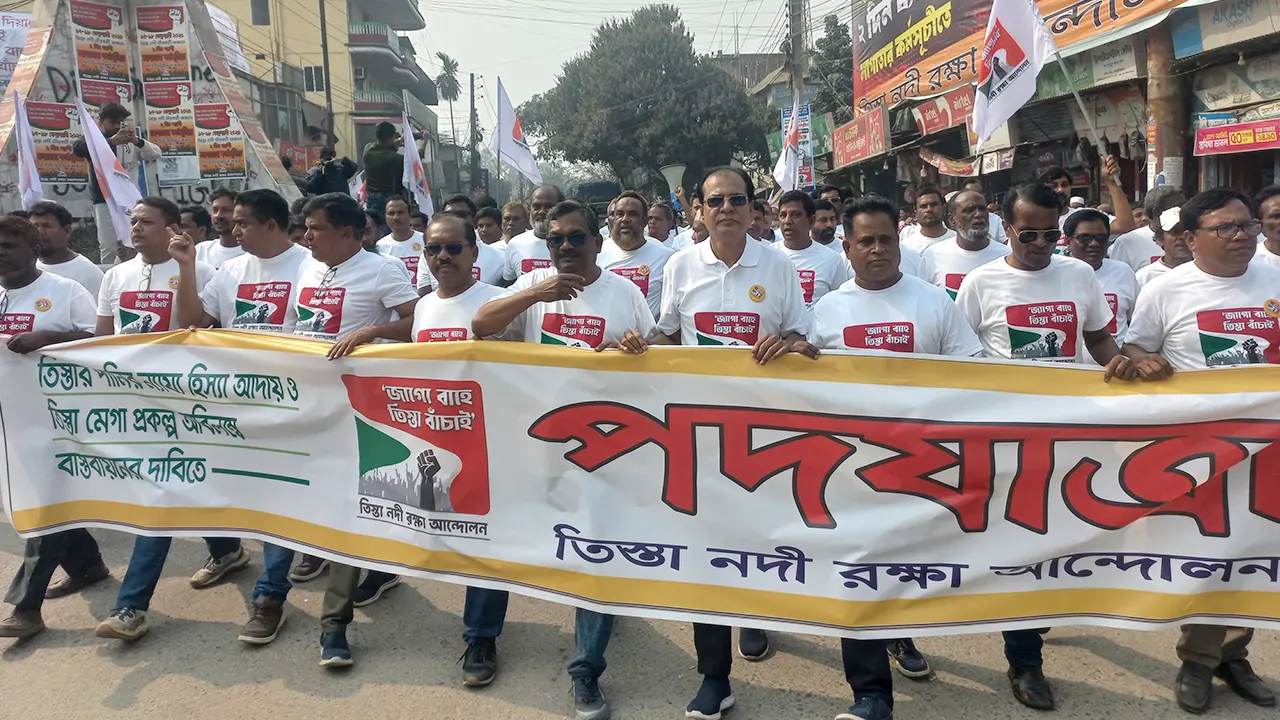 লালমনিরহাটে ‘জাগো বাহে তিস্তা বাঁচাই’ শীর্ষক পদযাত্রা করে তিস্তা নদী রক্ষা আন্দোলন। ছবি : কালবেলা