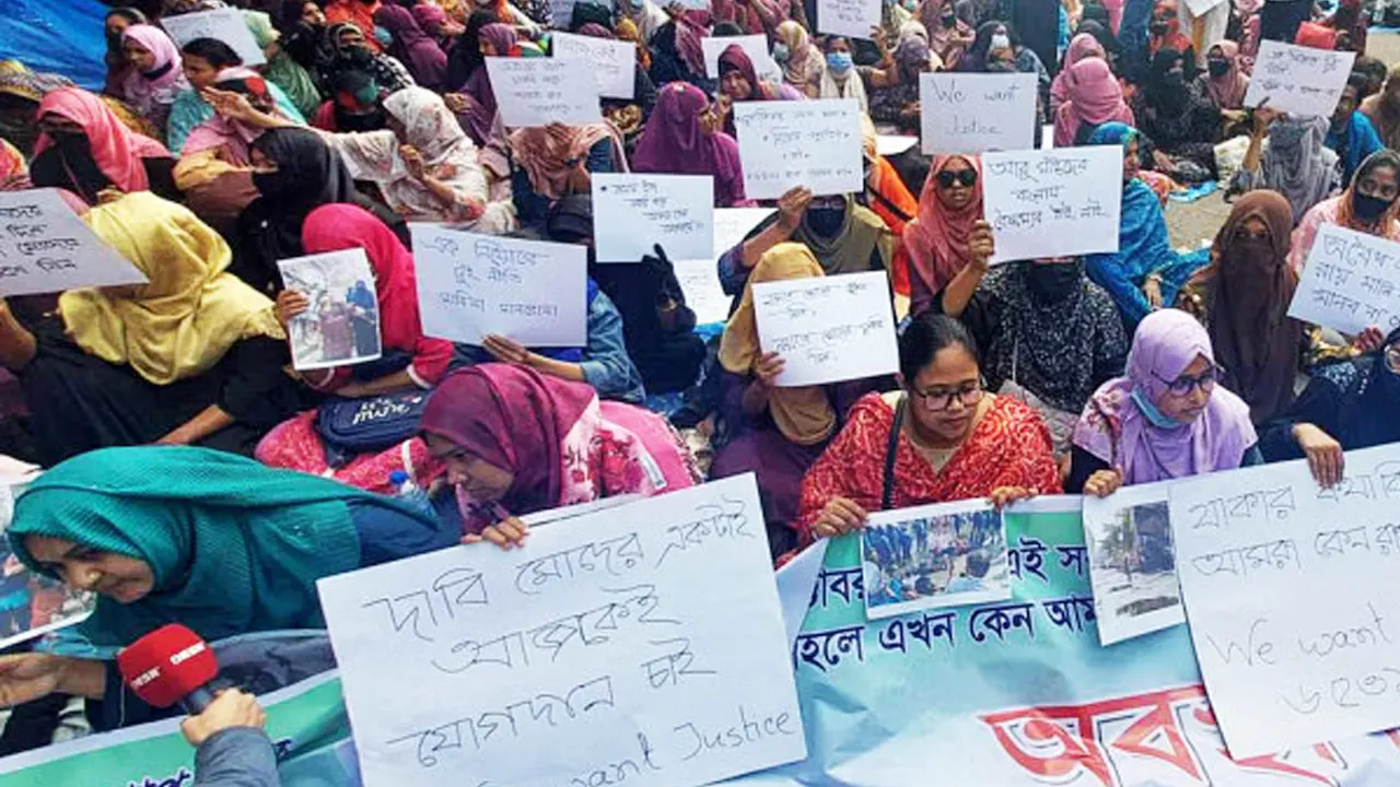 সরকারি প্রাথমিক বিদ্যালয়ের সহকারী শিক্ষক পদে নিয়োগ বাতিল হওয়া তৃতীয় ধাপের প্রার্থীদের শাহবাগে অবস্থান। ছবি : সংগৃহীত