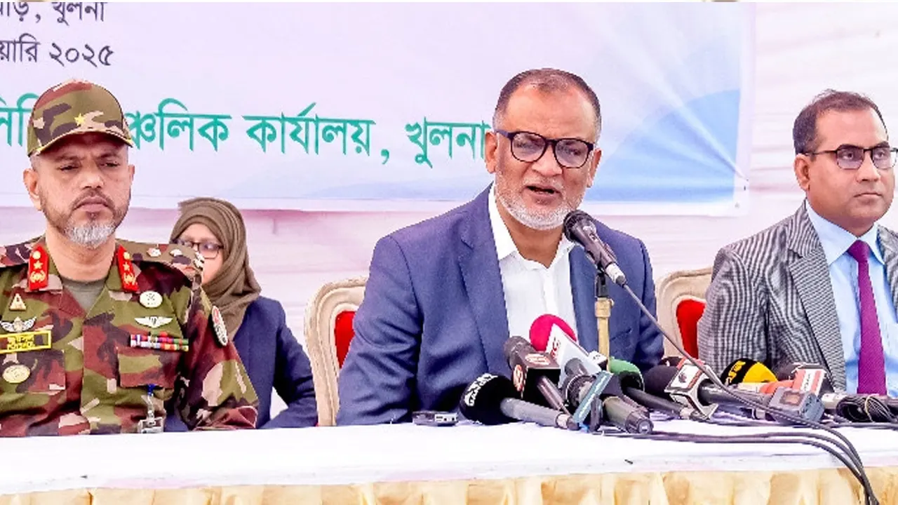 টিসিবির পণ্য বিক্রয় কার্যক্রমের উদ্বোধন অনুষ্ঠানে বক্তব্য দেন বাণিজ্য উপদেষ্টা শেখ বশিরউদ্দীন। ছবি : সংগৃহীত