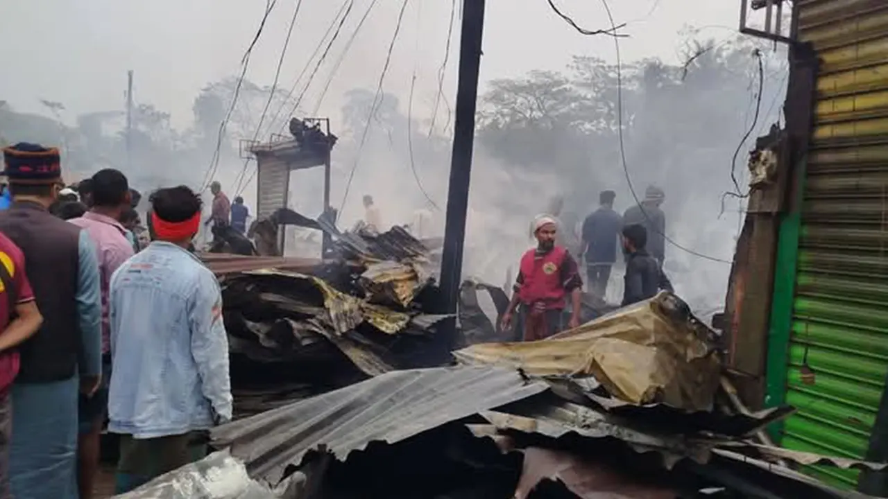 লক্ষ্মীপুরের রামগতি বাজারে অগ্নিকাণ্ডে পুড়ে গেছে ২২টি ব্যবসা-প্রতিষ্ঠান। ছবি : কালবেলা