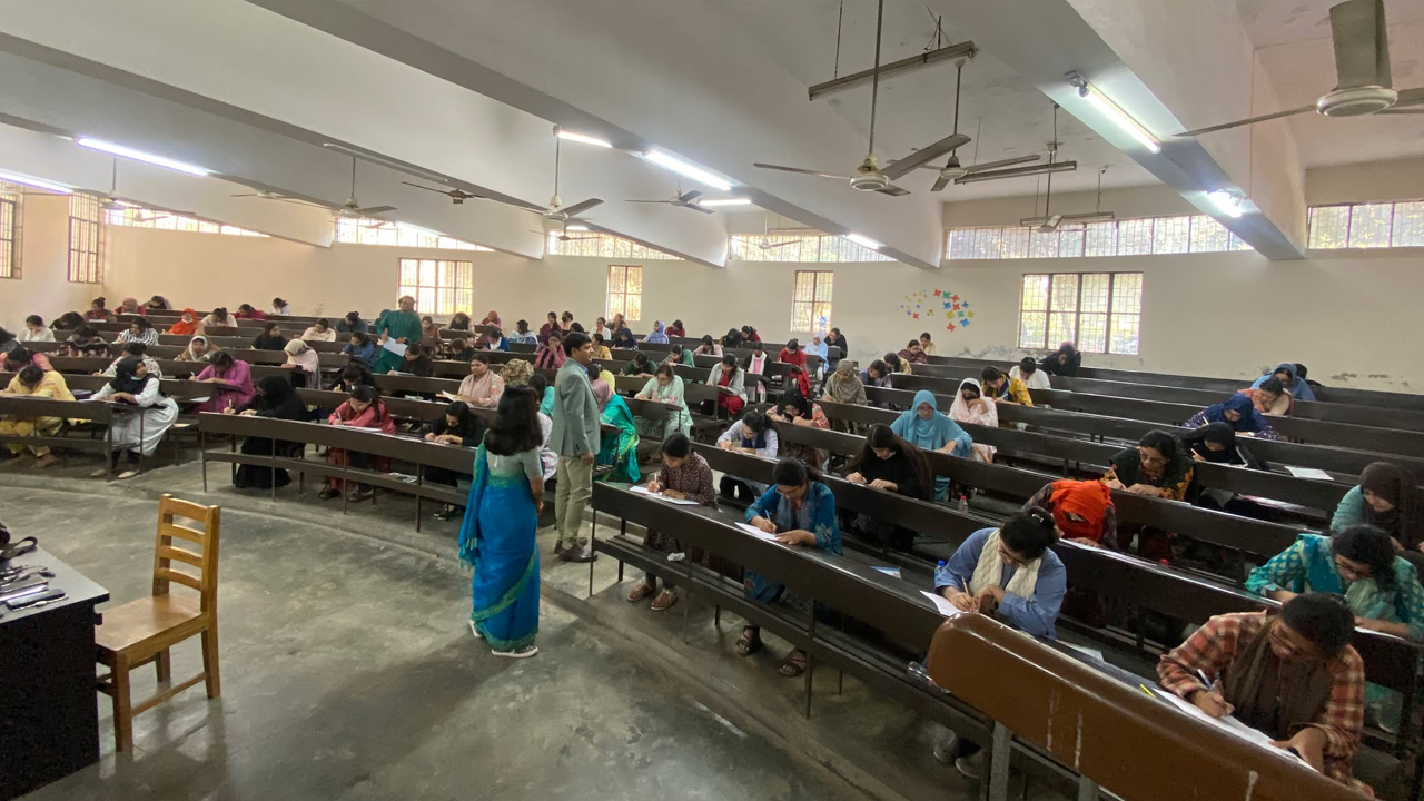 জাহাঙ্গীরনগর বিশ্ববিদ্যালয়ে ভর্তি পরীক্ষা দিচ্ছেন আগ্রহীরা। ছবি : কালবেলা