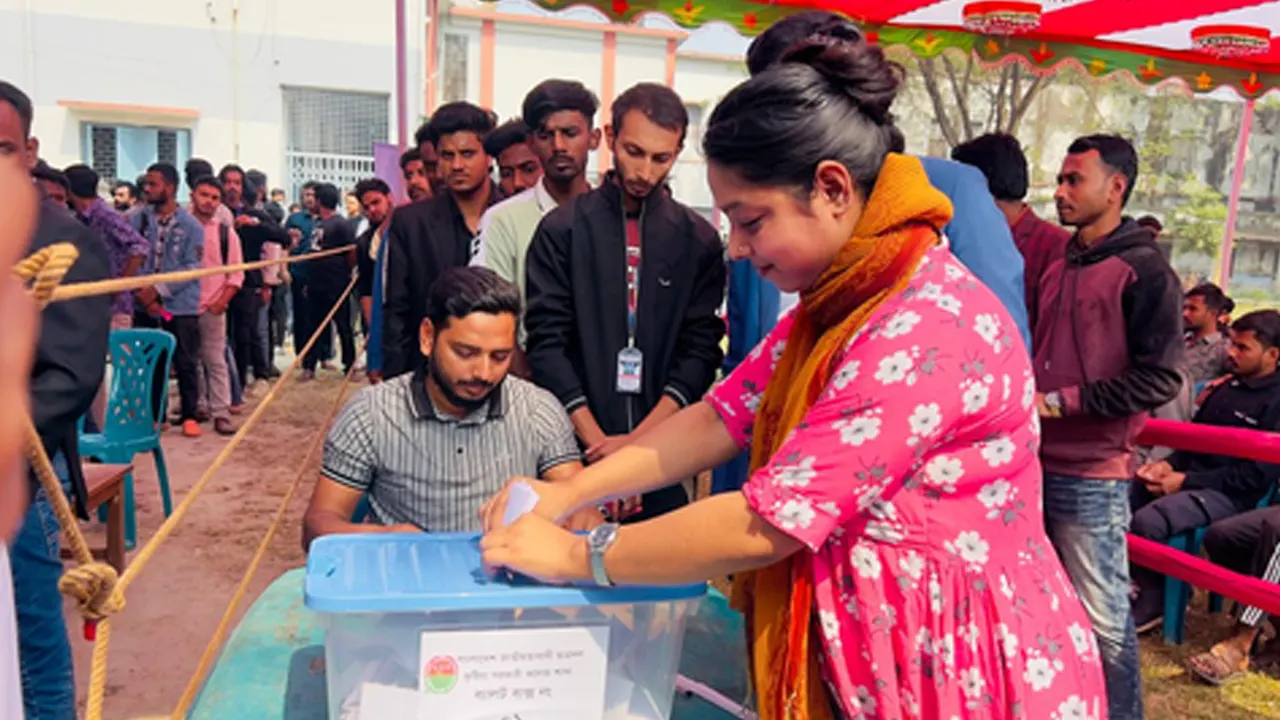 ছাত্রদলের নেতা নির্বাচনে ভোট দিচ্ছেন এক নারী শিক্ষার্থী। ছবি : কালবেলা