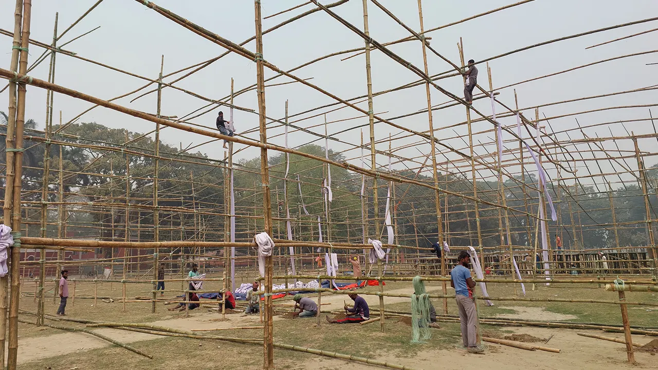 আজহারীর মাহফিল উপলক্ষে প্রস্তুত করা হচ্ছে ময়মনসিংহ সার্কিট হাউস মাঠ। ছবি : কালবেলা