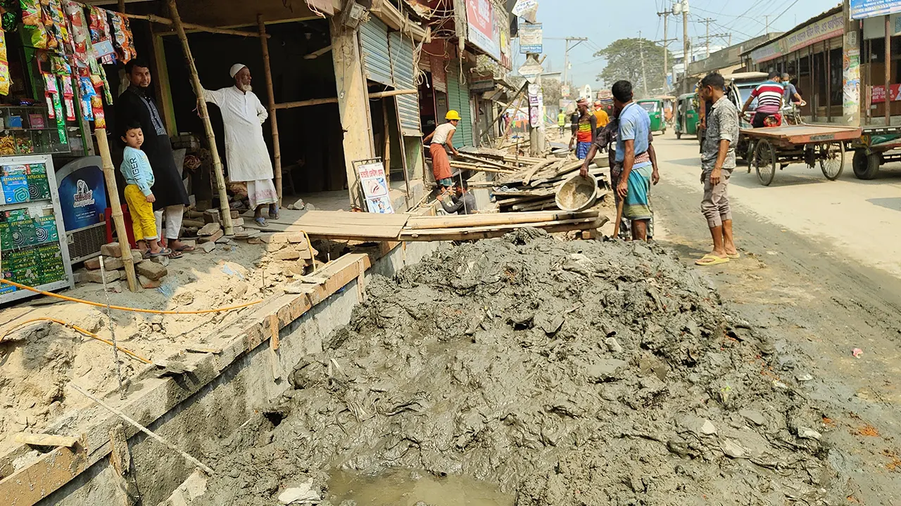 আবর্জনা মিশ্রিত খালের কাদামাটি দিয়ে নির্মিত হচ্ছে পাকা সড়ক। ছবি : কালবেলা