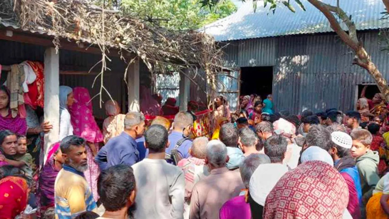 ট্রাকচাপায় নিহতের খবরে গৃহবধূর বাড়িতে উৎসুক এলাকাবাসী। ছবি : কালবেলা