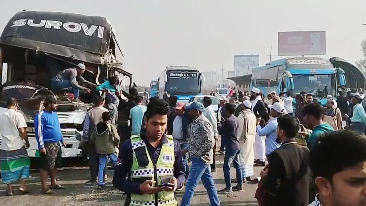 ঢাকা-মাওয়া এক্সপ্রেসওয়েতে ৩ গাড়ির সংঘর্ষ হয়। ছবি : কালবেলা