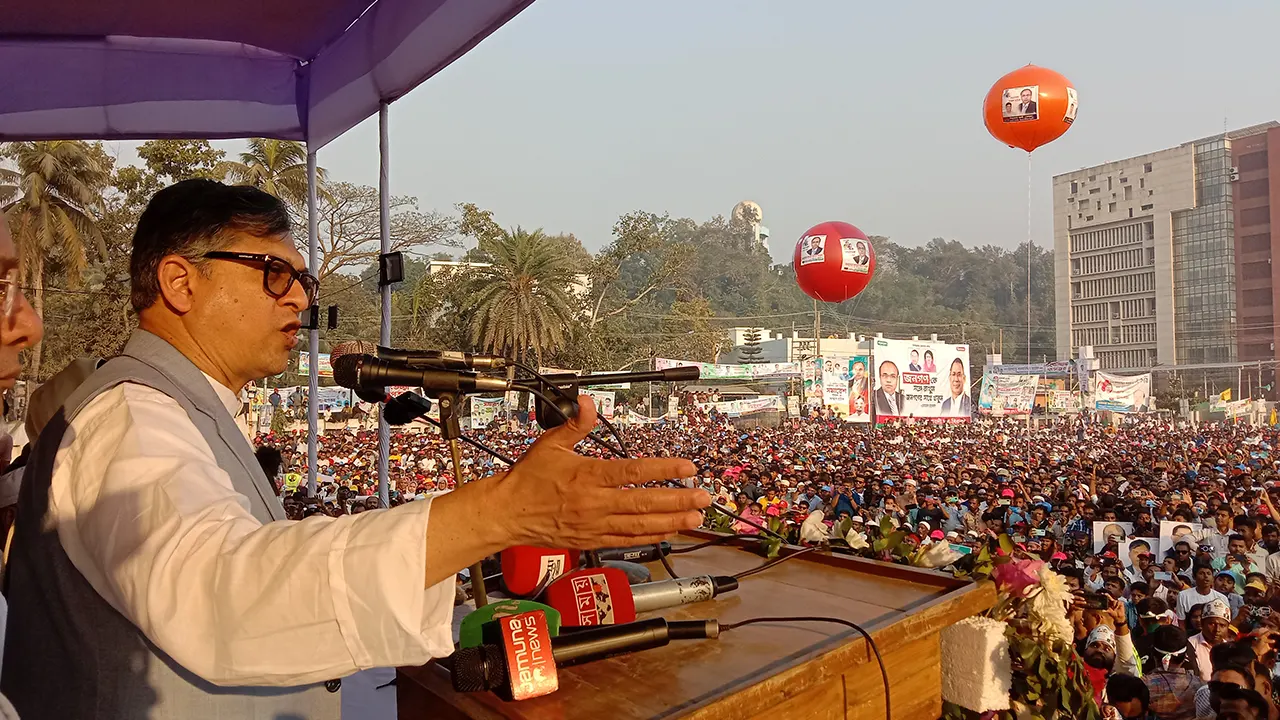 কক্সবাজারে সমাবেশে বক্তব্য দিচ্ছেন বিএনপি নেতা সালাহউদ্দিন। ছবি : কালবেলা