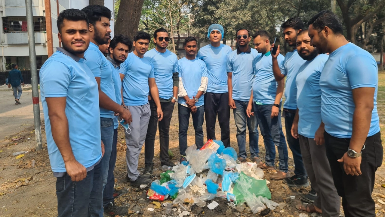 ‘পরিচ্ছন্ন ক্যাম্পাস ছাত্রদলের অঙ্গীকার’ শীর্ষক পরিচ্ছন্নতা কর্মসূচি। ছবি : কালবেলা