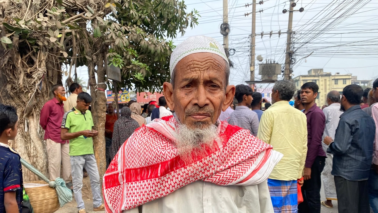 শতবর্ষী আলহাজ মো. আছিরুদ্দীন। ছবি : কালবেলা