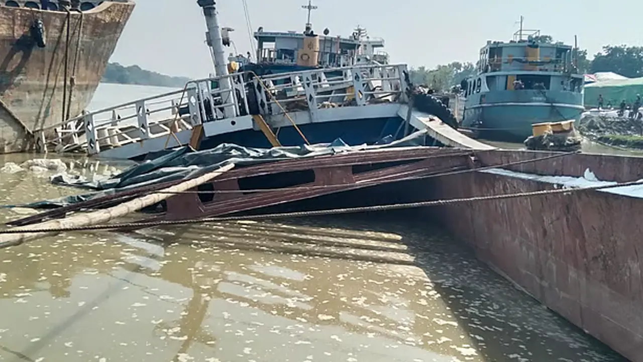 সম্প্রতি ভৈরব নদে ইউরিয়া সারবোঝাই কার্গো জাহাজ এমভি সেভেন সিজ-৪ ডুবে যায়। ছবি : সংগৃহীত