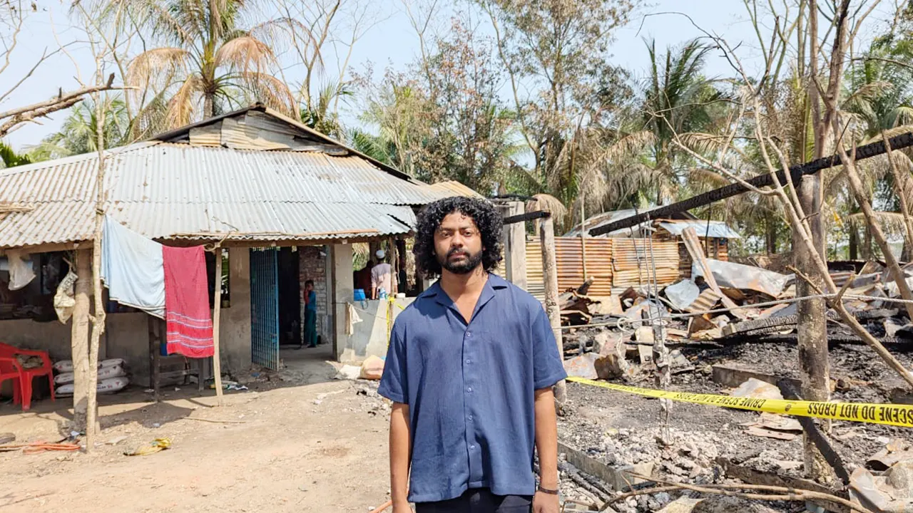 নিজ পোড়ার বাড়ির সামনে নুরুজ্জামান কাফি। ছবি : কালবেলা