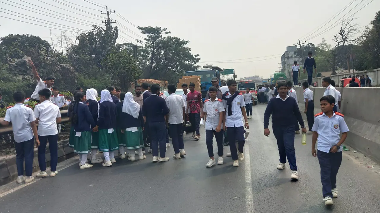 বঙ্গবন্ধু সরকারি হাইস্কুলের গণিত শিক্ষক মোতাহার হোসেন টুটুলের পদত্যাগের দাবিতে বিক্ষোভ করছে শিক্ষার্থীরা। ছবি : কালবেলা