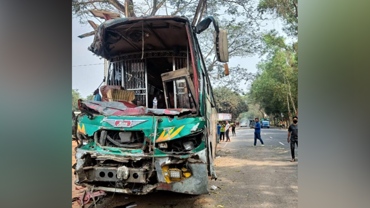 গোপালগঞ্জের ঢাকা-খুলনা মহাসড়কে পেছন থেকে ধাক্কা দেওয়া টুঙ্গিপাড়া এক্সপ্রেস। ছবি : কালবেলা