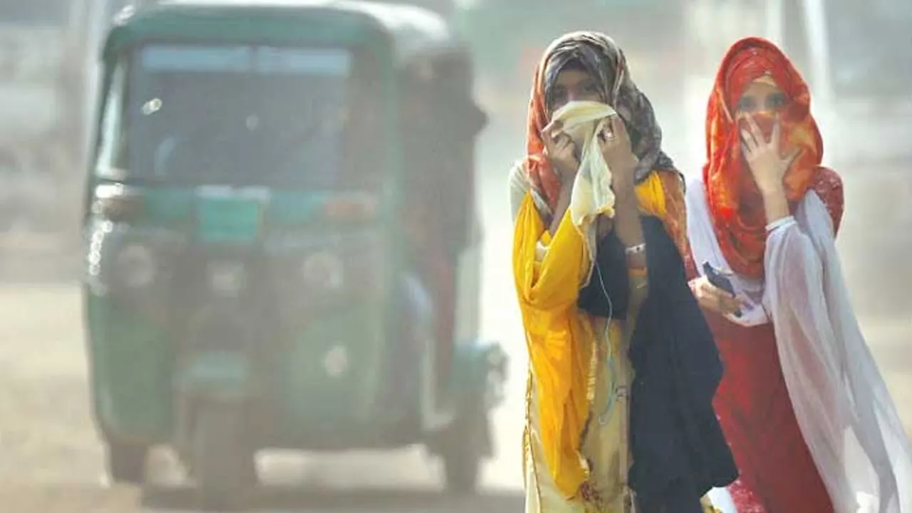 বায়ুদূষণের মধ্যে রাস্তা পার হচ্ছেন দুই নারী। পুরোনো ছবি