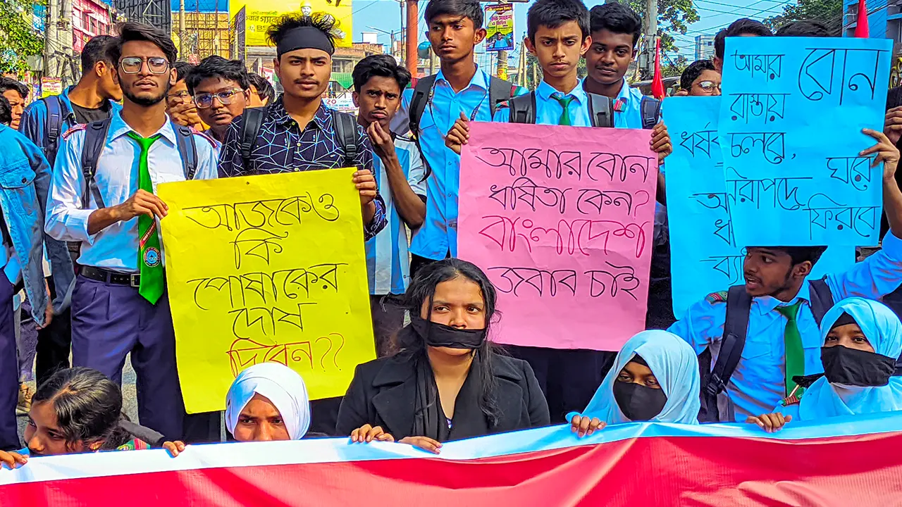 রংপুরে ধর্ষণের প্রতিবাদ ও জড়িতদের শাস্তির দাবিতে সড়ক অবরোধ করে বিক্ষোভ করেছেন শিক্ষার্থীরা। ছবি : কালবেলা