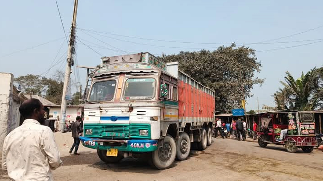 ২২ দিন বন্ধ থাকার পর বুড়িমারী স্থলবন্দর দিয়ে বোল্ডার পাথর আমদানি শুরু হয়েছে। ছবি : কালবেলা