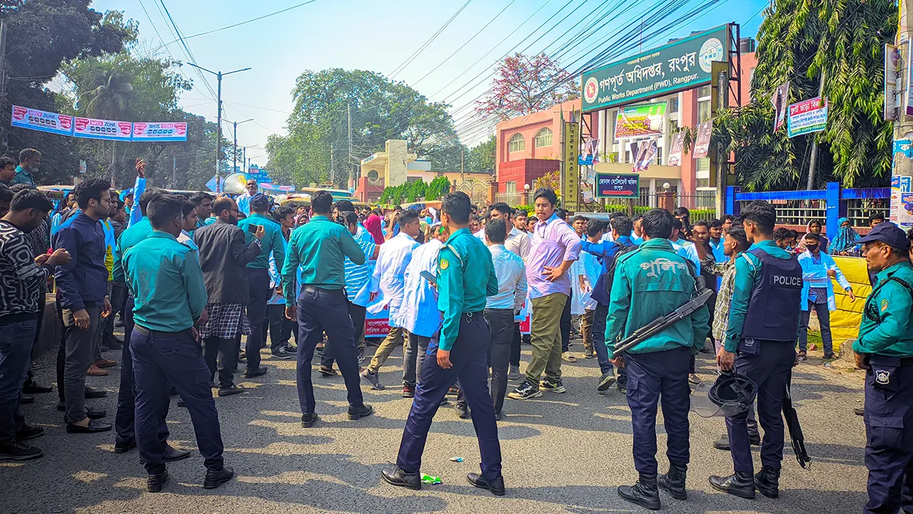 রংপুরে জেলা প্রশাসকের কার্যালয়ের সামনে অবস্থান নিয়েছেন শিক্ষার্থীরা। ছবি : কালবেলা