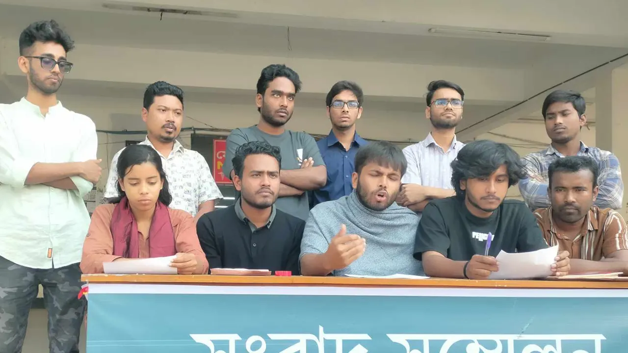 বিশ্ববিদ্যালয়ের রফিক ভবনের সামনে আয়োজিত সংবাদ সম্মেলনে জবি সমাজতান্ত্রিক ছাত্রফ্রন্ট। ছবি : কালবেলা