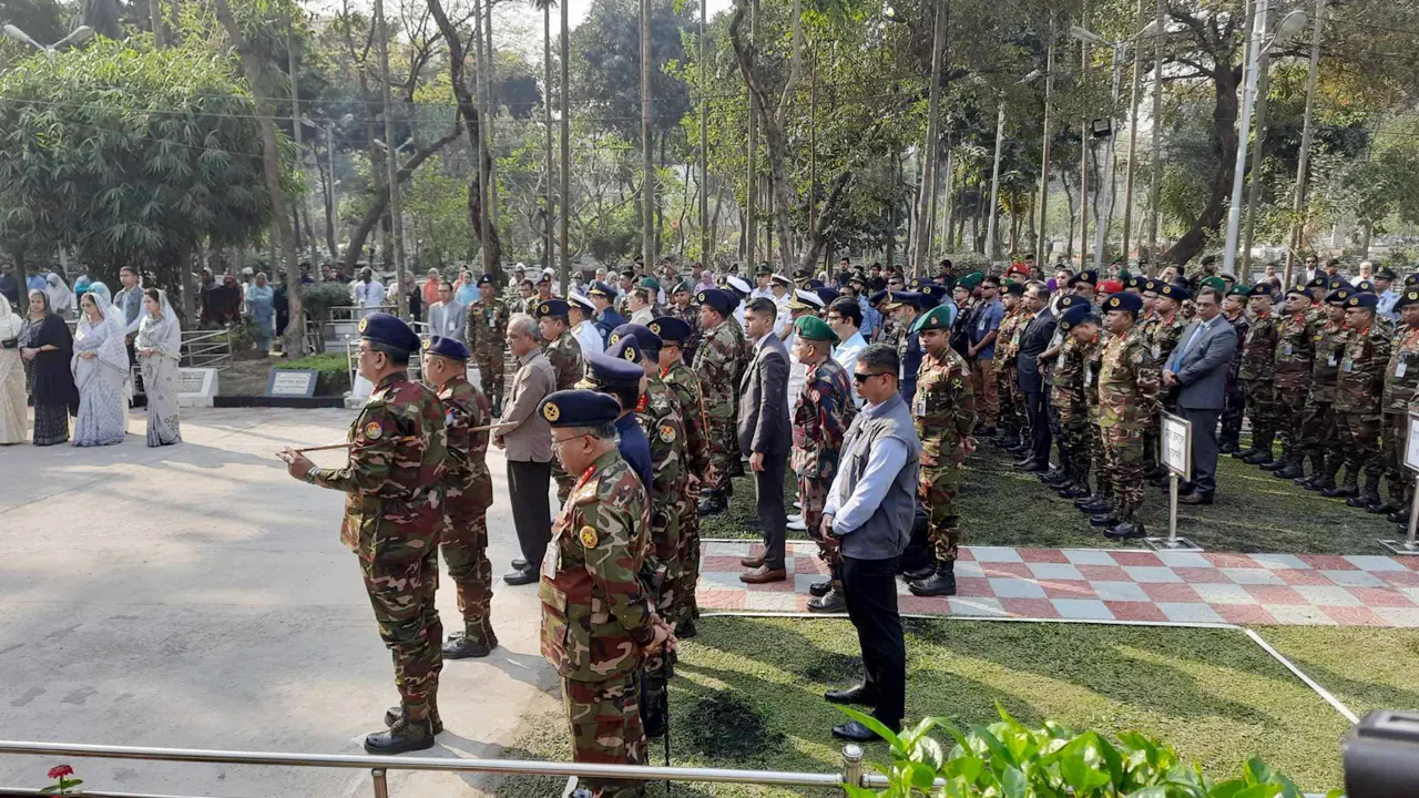 বনানীর সামরিক কবরস্থানে পুষ্পস্তবক অর্পণ করে শ্রদ্ধা জানিয়েছেন স্বরাষ্ট্র উপদেষ্টাসহ তিন বাহিনীর প্রধানরা। ছবি : সংগৃহীত